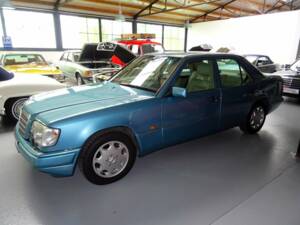 Image 3/13 de Mercedes-Benz E 320 (1994)