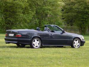 Image 4/22 of Mercedes-Benz 300 CE-24 (1993)