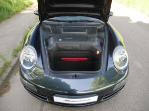 Image 26/33 of Porsche 911 Carrera S (2005)