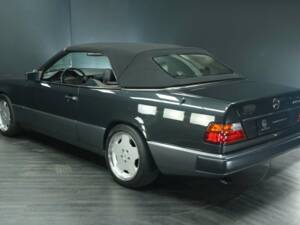 Image 4/30 de Mercedes-Benz 300 CE-24 (1993)