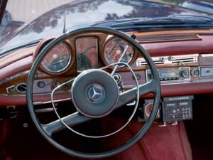 Image 14/39 of Mercedes-Benz 300 SE (1962)