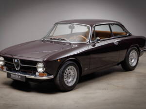 Image 1/35 of Alfa Romeo Giulia 1300 GT Junior (1973)