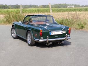 Image 63/66 of Triumph TR 250 (1968)