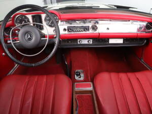 Image 17/32 of Mercedes-Benz 280 SL (1970)