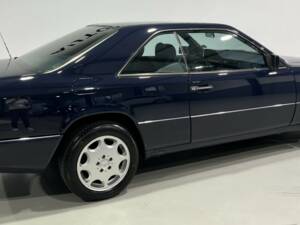 Image 5/23 de Mercedes-Benz 300 CE (1990)