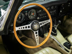 Image 12/23 de Jaguar E-Type (1970)