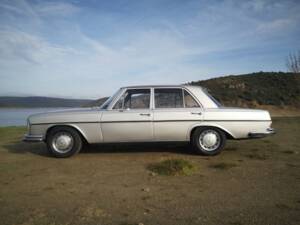 Image 2/7 de Mercedes-Benz 250 (1970)