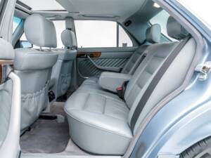 Image 15/19 of Mercedes-Benz 300 SE (1990)