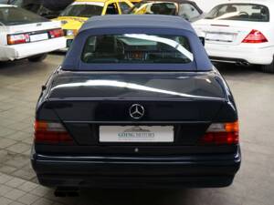 Image 13/33 of Mercedes-Benz 300 CE-24 (1993)