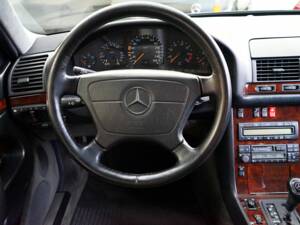 Image 18/37 of Mercedes-Benz S 500 (1996)