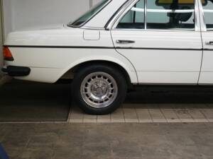 Image 36/40 of Mercedes-Benz 300 D (1984)