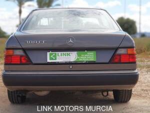 Immagine 5/10 di Mercedes-Benz 300 CE (1991)