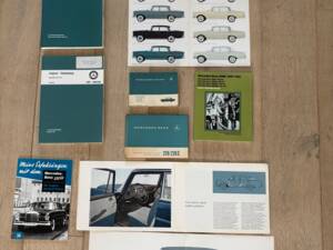 Image 37/64 of Mercedes-Benz 220 S b (1965)