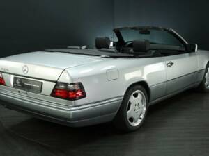 Immagine 2/30 di Mercedes-Benz E 320 &quot;Final Edition&quot; (1997)