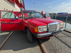 Afbeelding 44/65 van Mercedes-Benz 200 D (1982)