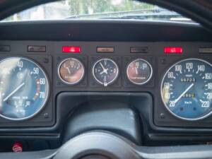 Dashboard met klokken en kmstand 95.723 km