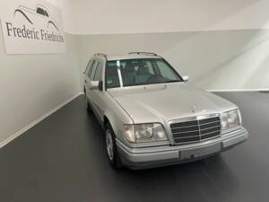 Imagen 3/15 de Mercedes-Benz 220 E (1993)