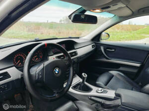 Image 15/32 of BMW 330xi Touring (2005)