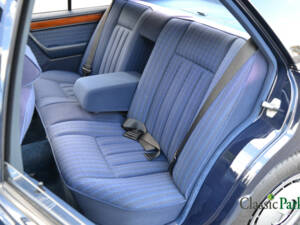 Image 32/50 of Mercedes-Benz 200 E (1991)