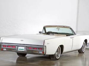 Image 5/20 of Lincoln Continental Convertible (1966)