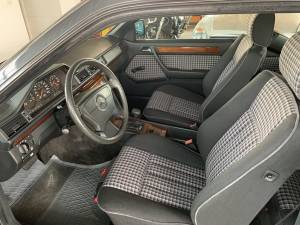 Bild 5/10 von Mercedes-Benz 220 CE (1993)