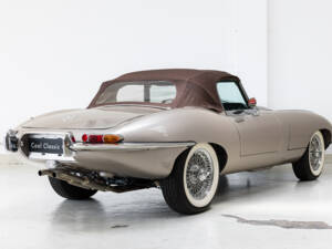 Image 7/37 de Jaguar E-Type (1968)