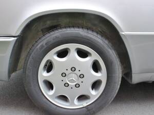 Immagine 17/19 di Mercedes-Benz 300 CE-24 (1992)