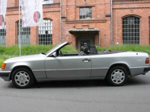Immagine 4/19 di Mercedes-Benz 300 CE-24 (1992)