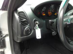 Bild 50/100 von Porsche 911 Carrera 4S (2002)