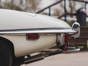 Immagine 15/34 di Jaguar E-Type (1970)