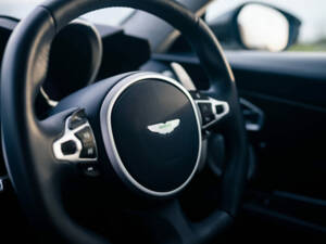 Image 19/51 de Aston Martin DBS Superleggera Volante (2020)