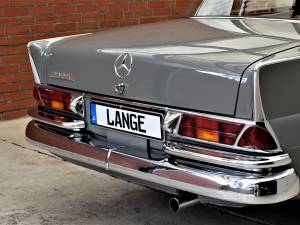 Image 7/89 of Mercedes-Benz 230 S (1967)
