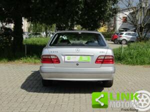 Bild 7/10 von Mercedes-Benz E 270 CDI (2000)