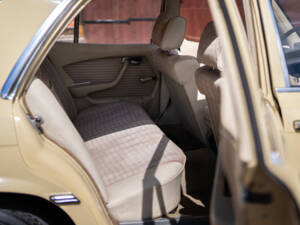 Image 35/40 of Mercedes-Benz 350 SE (1975)