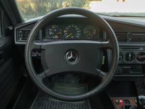 Immagine 36/45 di Mercedes-Benz 190 E (1989)