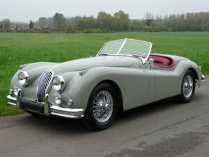 Image 2/20 of Jaguar XK 140 OTS (1955)