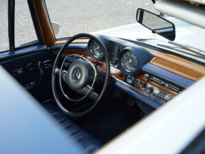 Image 18/50 de Mercedes-Benz 280 SE (1968)