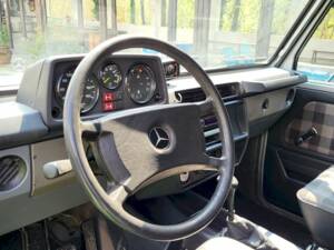 Image 24/55 of Mercedes-Benz 200 GE (SWB) (1990)