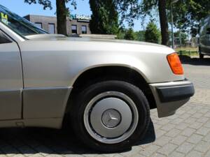 Afbeelding 6/7 van Mercedes-Benz 230 E (1992)