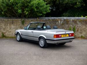 Image 43/45 of BMW 318i (1993)