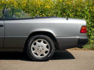 Image 8/50 de Mercedes-Benz 320 CE (1994)