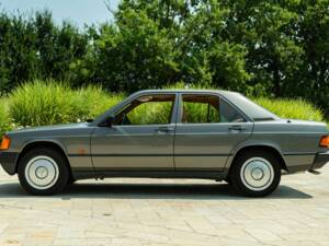 Imagen 4/50 de Mercedes-Benz 190 E (1987)