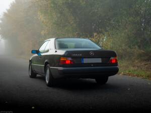 Image 18/36 de Mercedes-Benz 300 CE (1990)