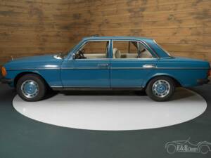 Image 2/5 de Mercedes-Benz 200 (1976)