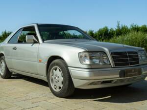 Image 10/50 de Mercedes-Benz E 200 (1995)