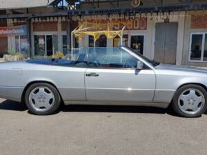 Imagen 50/94 de Mercedes-Benz 300 CE-24 3.4 AMG (1992)