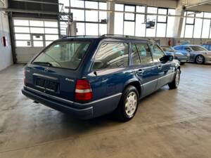 Image 6/40 de Mercedes-Benz E 300 T 4MATIC (1994)