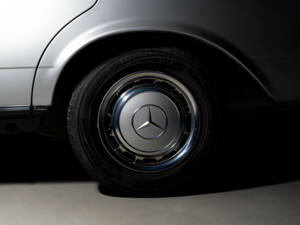 Image 22/25 of Mercedes-Benz 300 D (1985)