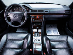 Imagen 12/29 de Mercedes-Benz E 320 (1995)