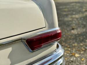 Image 84/132 of Mercedes-Benz 220 SE b (1963)